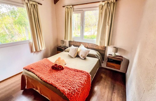 San Carlos de Bariloche Cabin | Bright cabin, steps from Lake Nahuel Huapi