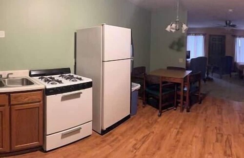 Golconda House | Cozy Two Bedroom Bungalow w/ Full Kitchen on the Ohio River