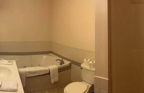 Golconda House | Cozy Two Bedroom Bungalow w/ Full Kitchen on the Ohio River
