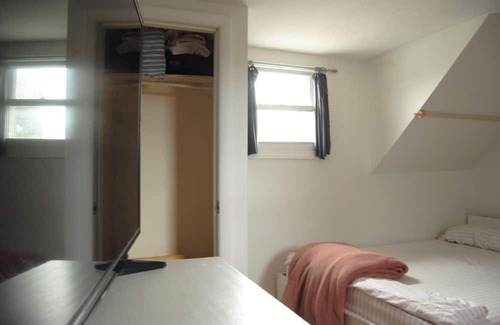 Kingston House | Bee happy house central to Kingston and near historical Portsmouth Village