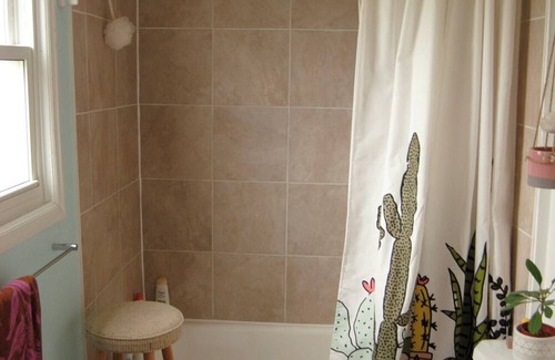 Kingston House | Bee happy house central to Kingston and near historical Portsmouth Village