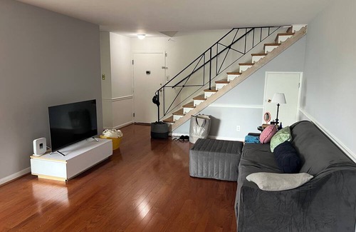 Alexandria West Condo | Stay Easy in Midcentury style