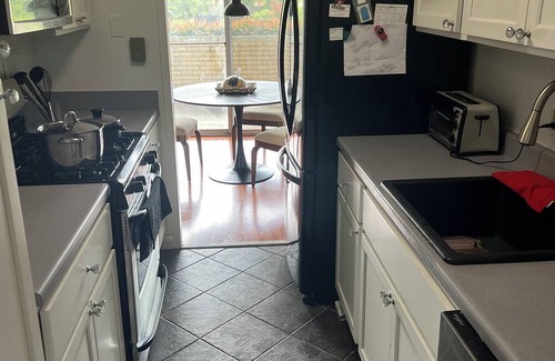 Alexandria West Condo | Stay Easy in Midcentury style
