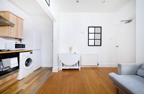 Brixton Hill Apartment | minimalist 3-bedroom flat in Brixton