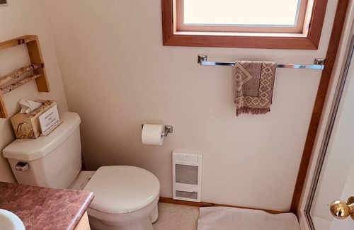 Eagle Creek House | Eagle Point Cabin at Ruth Lake Pet Friendly