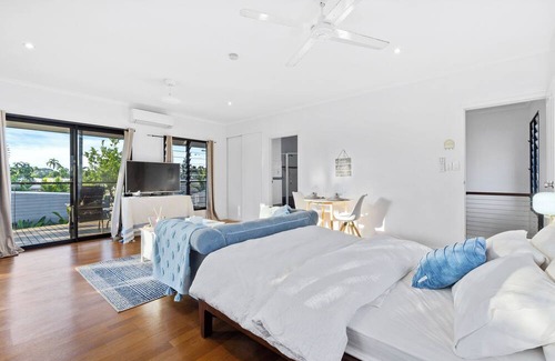 Anula Apartment | Tropical Suite Private kitchen, view of golf court