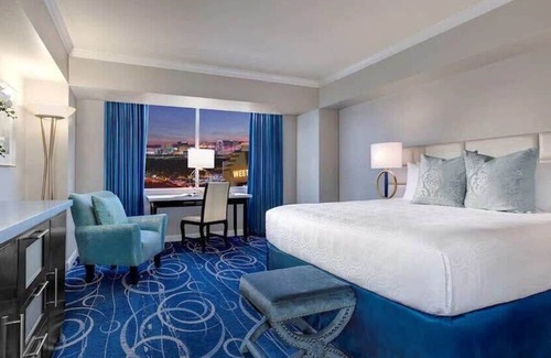 Winchester House | Tennis Courts & Outdoor Hot Tub Apt Near Strip
