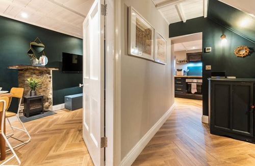 Dinas Cross House | Min-Y-Ffordd - Three Bedroom House, Sleeps 6