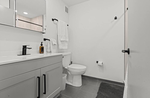Spruce Hill Apartment | 5 Minutes to Center City! Entire 3 Bed 3 Bath Apartment!