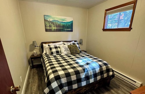 Cascade Cabin | Cozy Cabin near Lake Cascade!