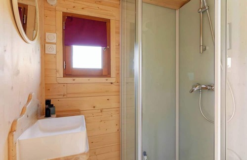 Pays-de-Belves Apartment | Apartment 'Jolie Roulotte Bohème Et Zen Dans Le Périgord Noir' with Shared Pool and Wi-Fi