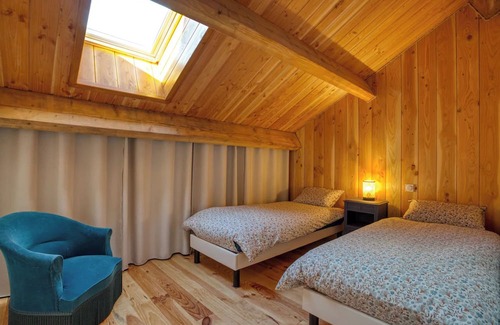 Pays-de-Belves House | Holiday Home 'Le Chalet Kozy À L'ombre Des Arbres' with Shared Pool, Terrace and Wi-Fi