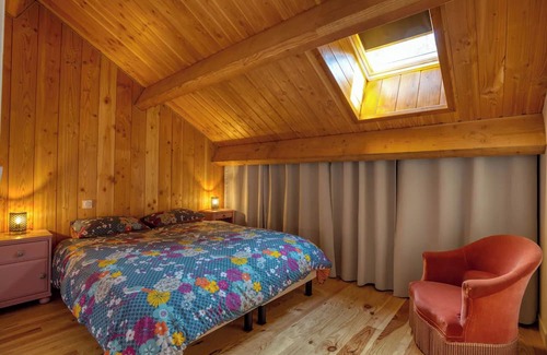 Pays-de-Belves House | Holiday Home 'Le Chalet Kozy À L'ombre Des Arbres' with Shared Pool, Terrace and Wi-Fi