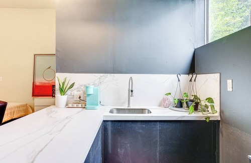 Piedmont Pines Apartment | Cozy Oakland Studio w/Hot Tub ~ 9 Mi to Downtown!