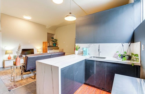 Piedmont Pines Apartment | Cozy Oakland Studio w/Hot Tub ~ 9 Mi to Downtown!