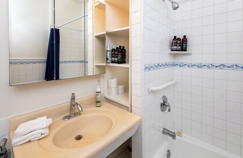 Los Angeles Apartment | Sophisticated 1-Bedroom Apt w/ Outdoor Patio