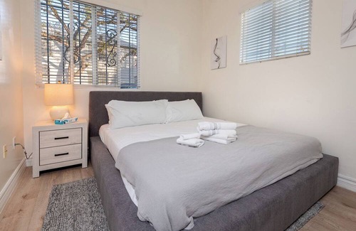Los Angeles Apartment | Sophisticated 1-Bedroom Apt w/ Outdoor Patio