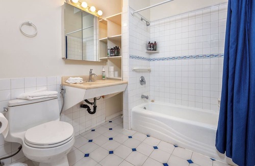 Los Angeles Apartment | Sophisticated 1-Bedroom Apt w/ Outdoor Patio
