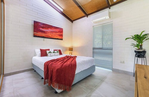 Karama House | LUX POOLSIDE ESCAPE in LARGE FAMILY HOME