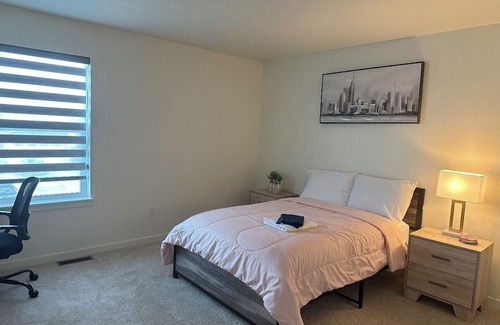 Commerce City House | Cozy Room 10 mins to DIA airport - Shared Place