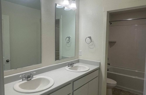 Commerce City House | Cozy Room 10 mins to DIA airport - Shared Place