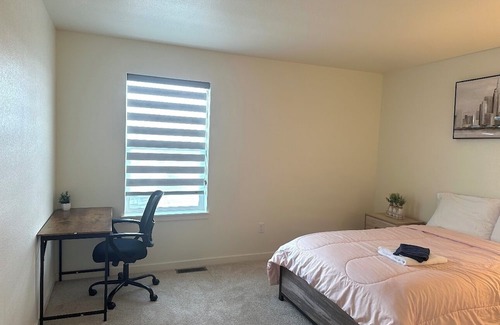 Commerce City House | Cozy Room 10 mins to DIA airport - Shared Place