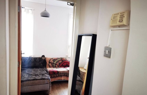 Enfield Apartment | Large clean double room in a modern quiet house close to train station&bus stop