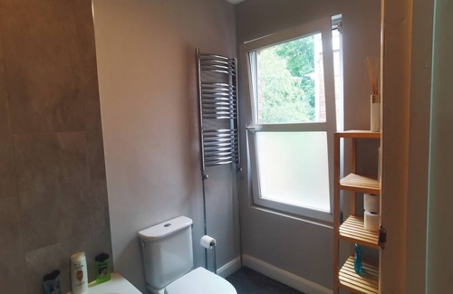 Enfield Apartment | Large clean double room in a modern quiet house close to train station&bus stop