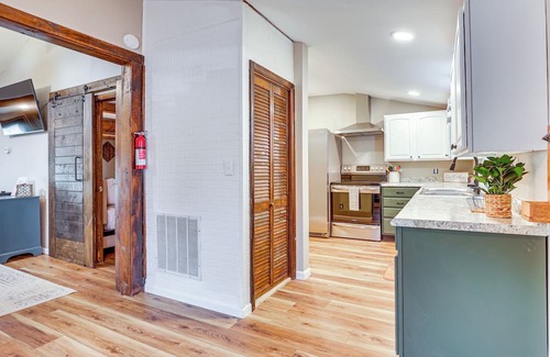 Craig Beach Cottage | Romantic Getaway by the Lake!