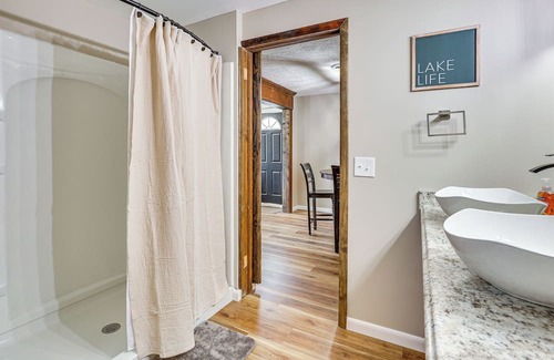 Craig Beach Cottage | Romantic Getaway by the Lake!