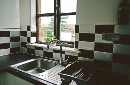 Higham Hill Apartment | London Apartment - Quick Central London Trains!