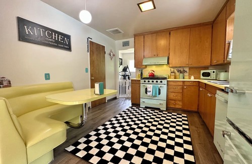 Douglas City House | RETRO RIVER RETREAT