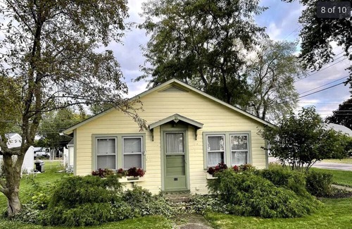 Vermilion House | Welcome to this charming 2-bedroom, 1-bathroom house located in Vermilion, OH