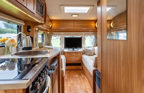 Whitchurch House | Luxury Lunar Caravan Sleeps 6