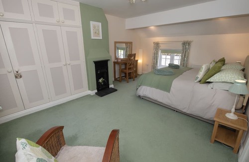 Huggate Cottage | Delightful holiday home in pretty village high in the stunning Yorkshire Wolds