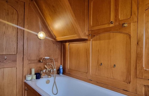 London Borough of Hounslow Boat Rental | Chic House Boat West London