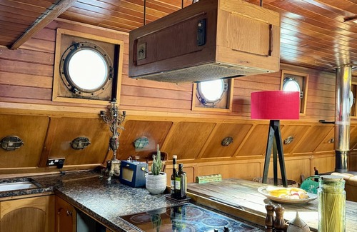 London Borough of Hounslow Boat Rental | Chic House Boat West London