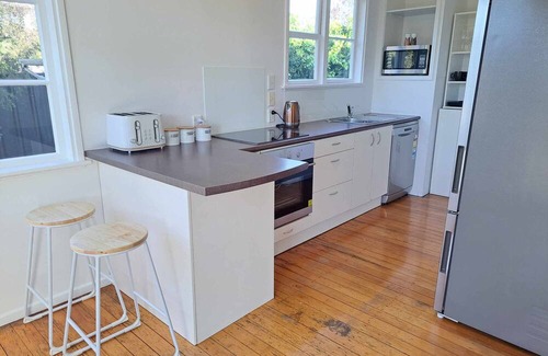 Richmond House | 3bdrm plus sleepout with double garage. Central Richmond. Sleeps 7