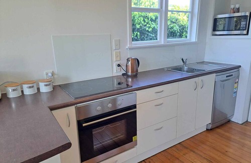 Richmond House | 3bdrm plus sleepout with double garage. Central Richmond. Sleeps 7