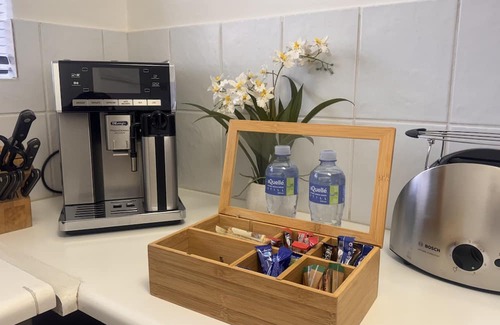 Greater Johannesburg Metropolitan Area Cottage | Beautiful Flat in the heart of Bryanston with Backup power, Wi-Fi and Netflix