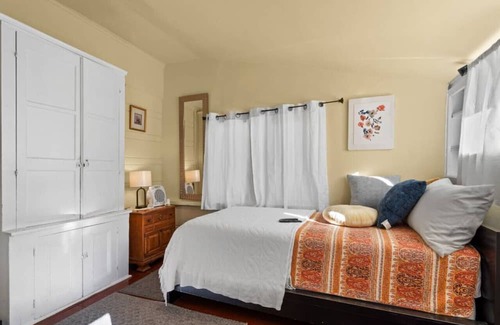 North Berkeley House | Room in Stylish Getaway w/ Outdoor Charm