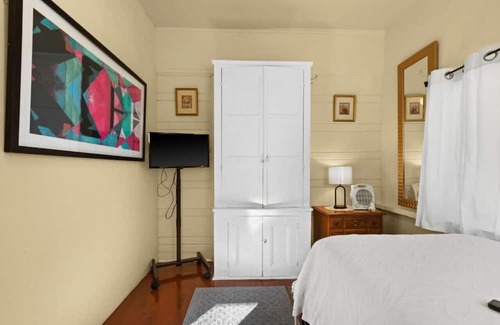 North Berkeley House | Room in Stylish Getaway w/ Outdoor Charm