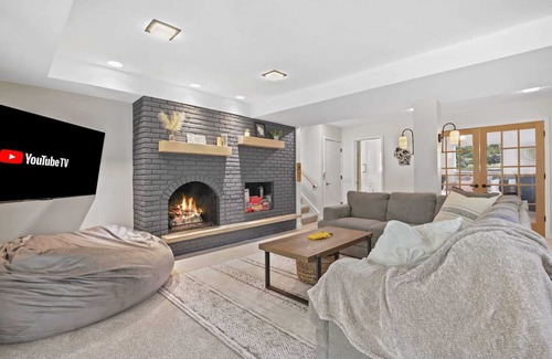 Madison House | HOT TUB - 20min to Capitol - Deck - Yard - Firepit