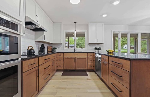 Madison House | HOT TUB - 20min to Capitol - Deck - Yard - Firepit