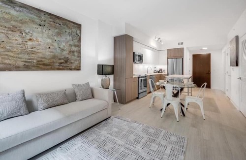 NoMa Apartment | Deluxe One Bedroom Near FedEx Drop Box WDC