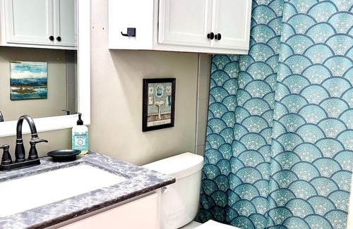 Milton House | Sunflower Suite Guesthouse w/Private Patio Hangout