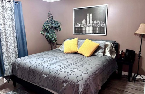 Milton House | Sunflower Suite Guesthouse w/Private Patio Hangout
