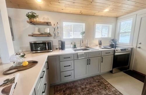 Scott House | Skaneateles Lake Escape: Cozy 2BR Waterfront Retreat