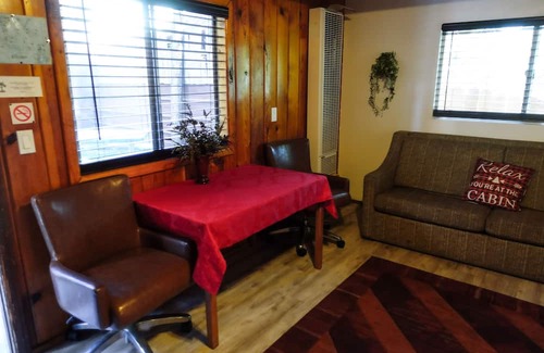 Crestline Cabin | Cozy Corner Cabin in Beautiful Crestline Ca. Walking Distance from Lake Gregory