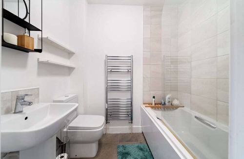 Aylestone House | City Center Charm and Comfort
